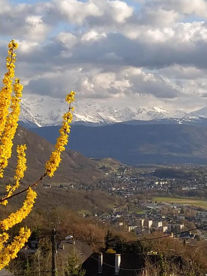 Au Pied De La Montagne Et Vue Imprenable